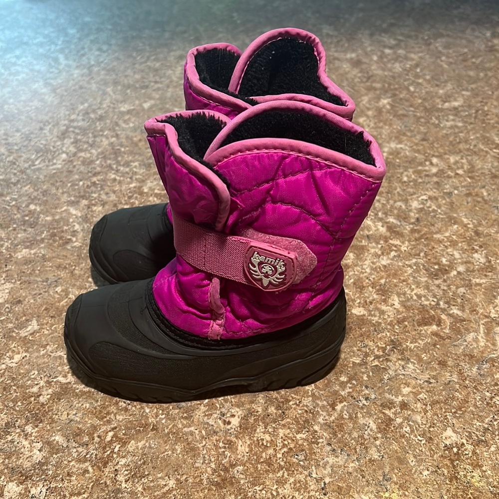 Little girls size 6 kamik snow boots. Two toned pink.